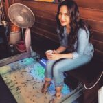 Sonakshi Sinha Instagram – Always be kind. Even if it means sacrificing the dead skin on your feet to feed some hungry fish. #kindagrossbutcool #feedingfrenzy #fishpedicure #somethingfishy #pattaya #thailand Pattaya Floating Market