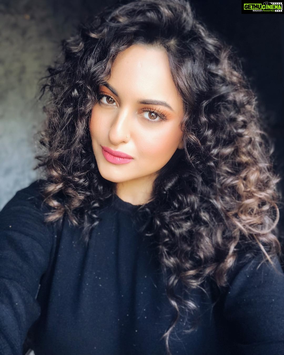 Sonakshi Sinha Instagram - Crazy hair... dont care ðŸ¤ª tried something new  for a shoot yesterday... out soon! #curlpower #curlywurly - Gethu Cinema