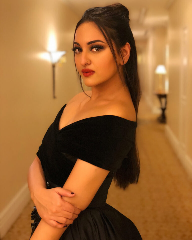 Sonakshi Sinha Instagram - In @gauriandnainika for the grand finale of #BlendersPrideFashionTour ,the most definitive expression of style and glamour. Its #MorethanYouthink, just like me. Beauty by @divyachablani and hair by @themadhurinakhale ❤️ #sonastylefile