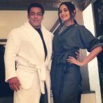 Sonakshi Sinha Instagram - He loved my outfit so much he tried to copy it 😂😂😂 who wore it better?!?!? Ahahahahahahahahaha @beingsalmankhan #fashionfaceoff #twinning #dabanggduo #chulbulandrajjo