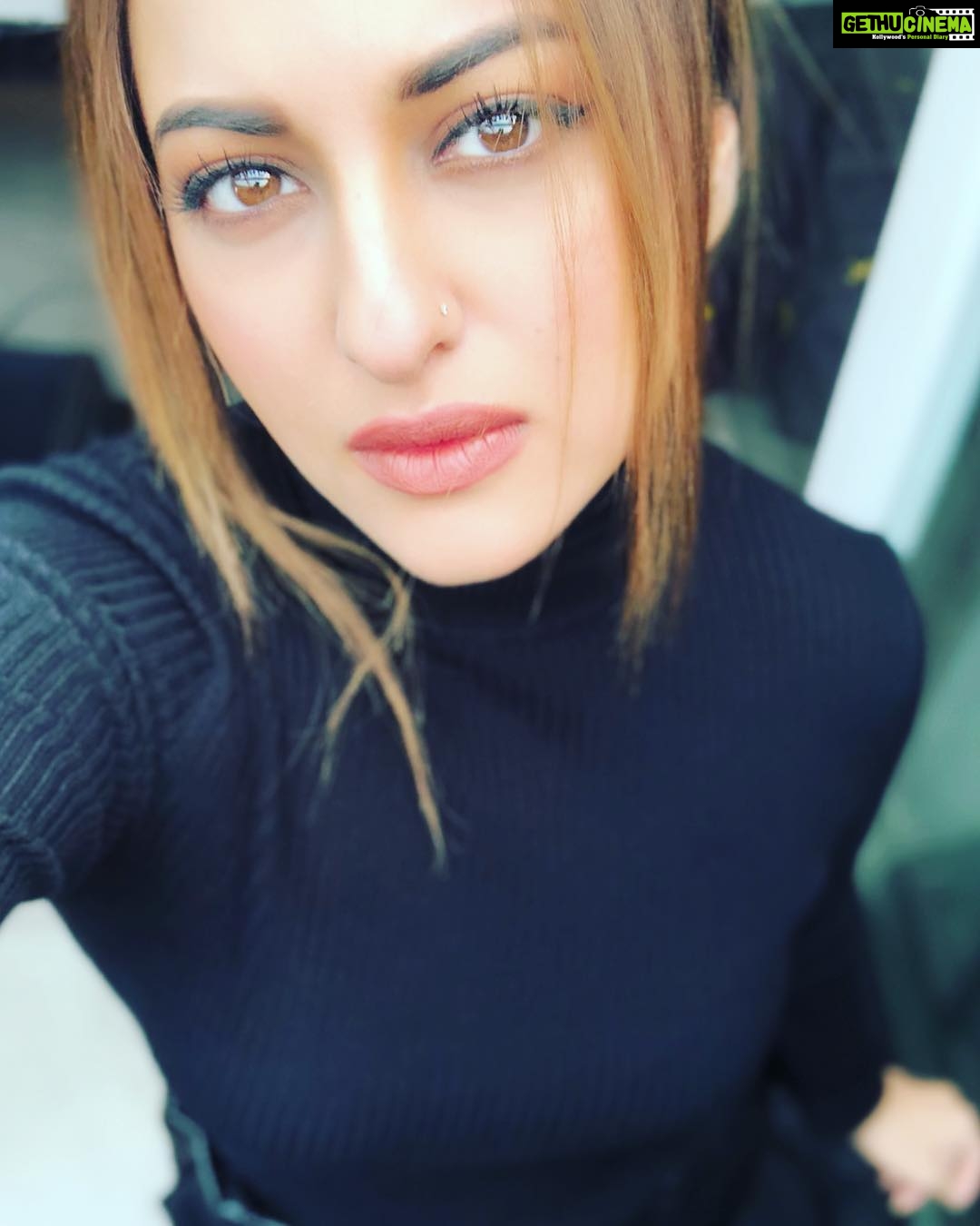 Sonakshi Sinha Instagram - Sometimes her eyes reflect the fire that makes up the sun. Sometimes. #goldeneyes #sundaymusings #sundayselfie