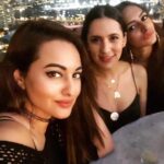 Sonakshi Sinha Instagram - Missing my chickitas ❤️ @smehraa @prach_g #funtimes #kyute #singaporelife #sonastravels