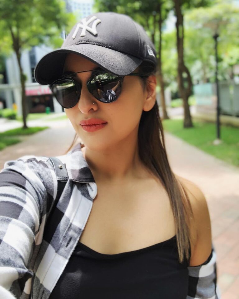 Sonakshi Sinha Instagram - The only cap i ever wear!! #sundayselfie #shotoniphoneX Singapore