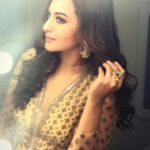 Sonakshi Sinha Instagram - Glow worm! #reflect #glowgold #yellow #hellosunshine #randomhashtags