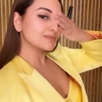 Sonakshi Sinha Instagram - So here is my ready to go look using @aegteofficial’s unisex, natural and vegan products! So easy to use and not harmful for the skin! If you want a quick fix and good results - Aegte is the way to go! Products used: 24K Gold Vitamin C Serum Skin Corrector DD Cream 24Hr Stay Liquid Eyeliner Beetroot Lip and Cheek Tint .. #aegte #wintermakeup #natural #vegan #collab