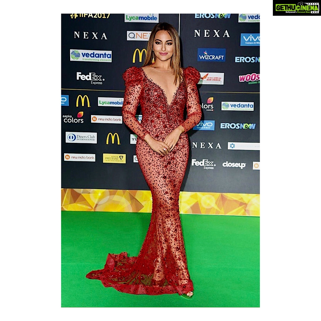 Sonakshi Sinha Instagram - Damn...i feel Glam!!! My team has outdone themselves... love you guys for giving me moments like these ππΌ styled by @mohitrai in @labourjoisie and @chopard, makeup @niluu9999 and hair @sheetalfkhan β€οΈ #sonastylefile #iifa2017 #iifagreencarpet #newyorkcity MetLife Stadium