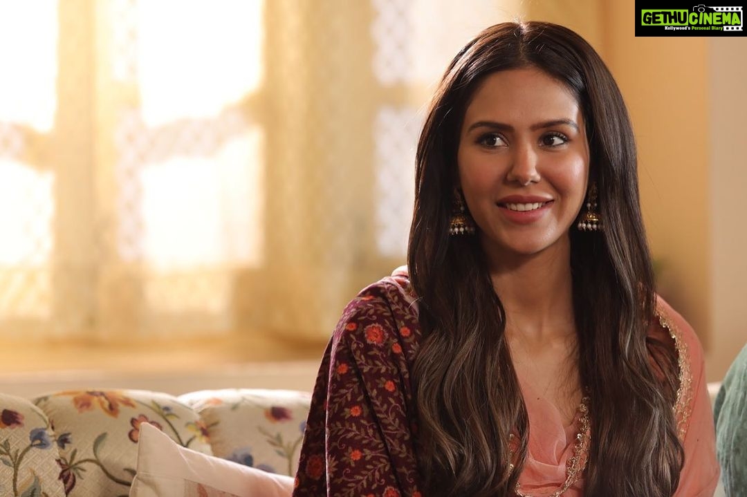 Sonam Bajwa Instagram - ’Puaada’ releasing 12th August.... Thankful to all of you for your love and support ❤️ Book your tickets nowwwwwwww