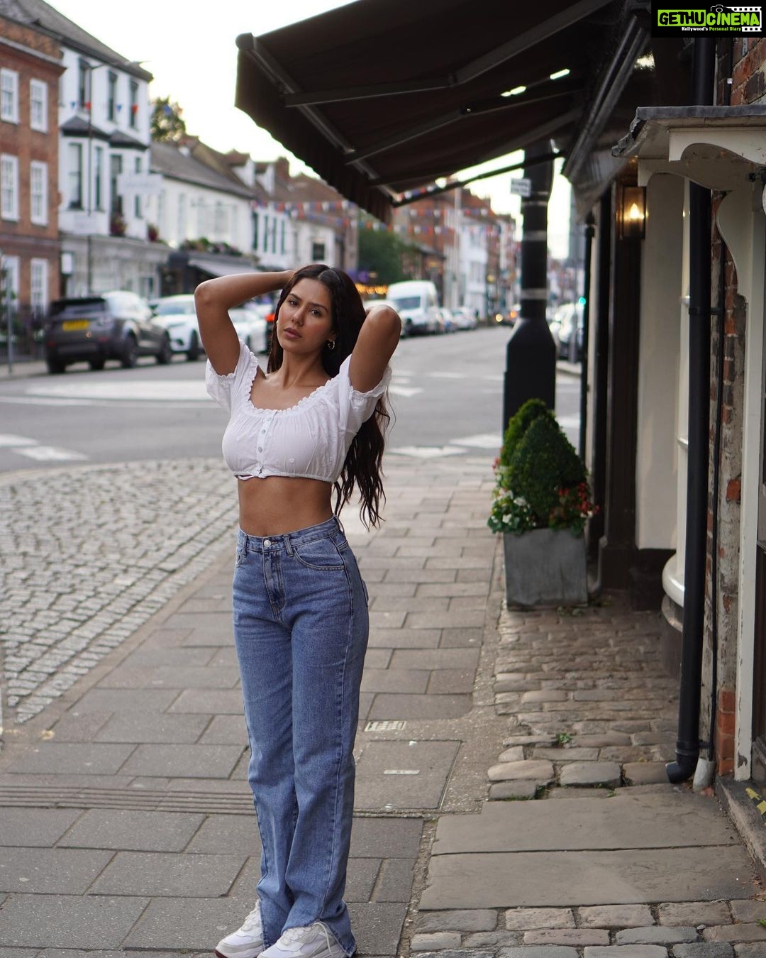 Sonam Bajwa Instagram - 𝒲ℯ 𝒶𝓇ℯ 𝒶𝓁𝓁 𝓂𝒶𝒹ℯ ℴ𝒻 𝓈𝓉𝒶𝓇𝒹𝓊𝓈𝓉 🤍