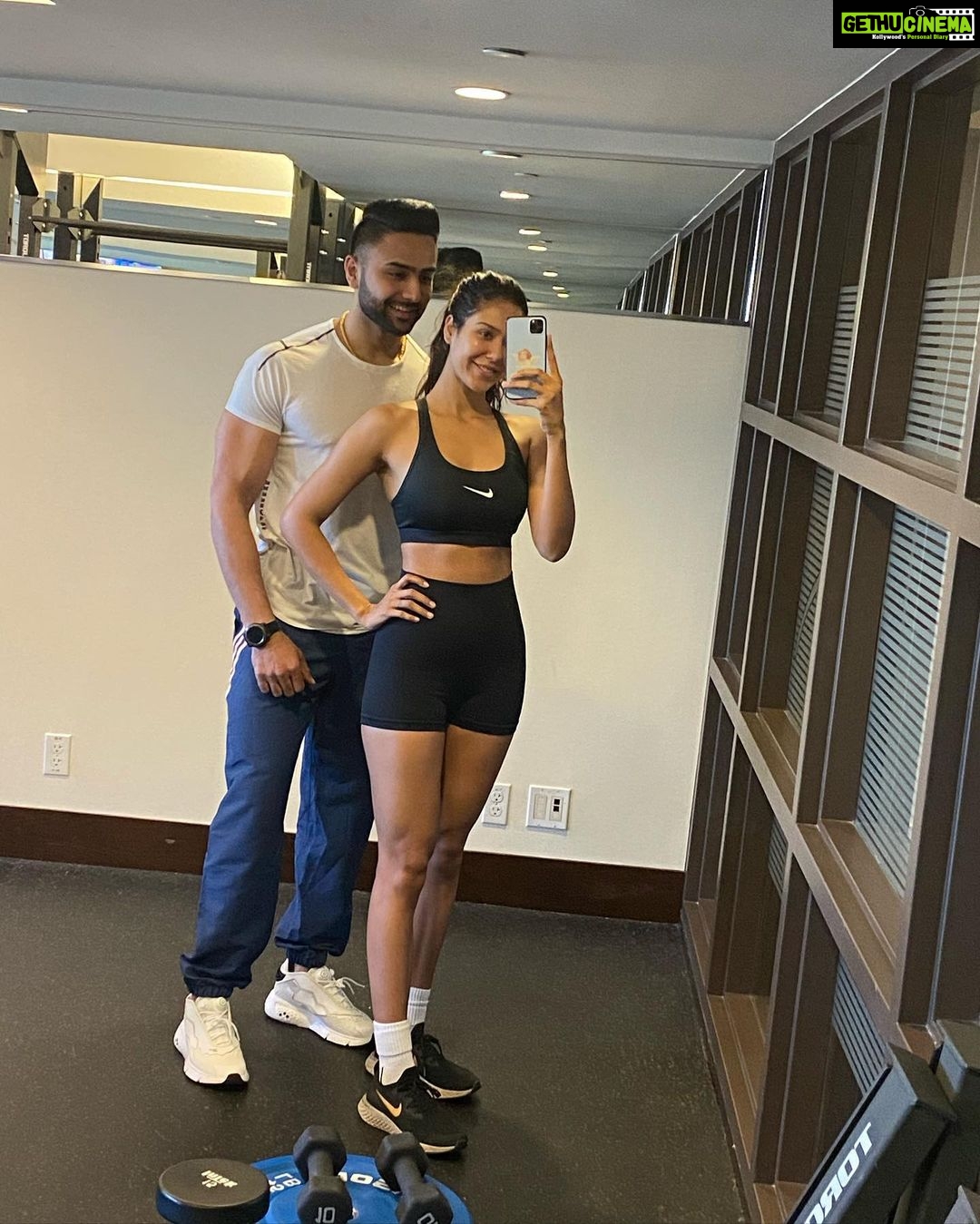 Sonam Bajwa Instagram - Thank you @fitnessprofessor__ for being such a wonderful coach to me, I am so grateful for your time and efforts. Even though last 20 days I have been cheating my diet and skipping my workouts but I promise to be better at everything you taught me 🤗🤗