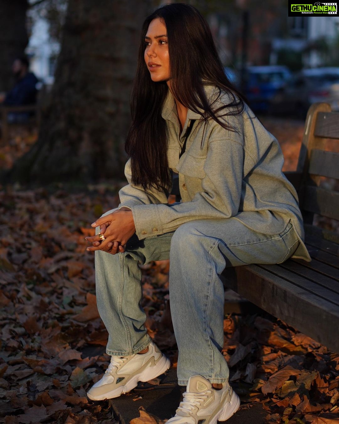 Sonam Bajwa Instagram - ππ΅π²πΌπΌπ―πΎπ΅ π€