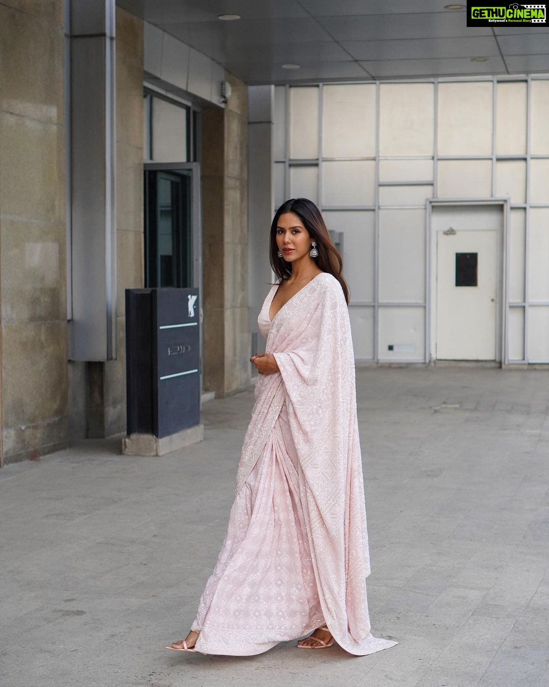 Sonam Bajwa Instagram - @anjulbhandari thank you for being an absolute sweetheartš¤š¤ thank you for sending me the most beautiful sari ever. This was my first time wearing a sari for an event and I couldnāt have chosen a better one . Wearing @anjulbhandari Shoes @mimii.london Makeup @coco_ballucci Hair @hairbyharrybajwa