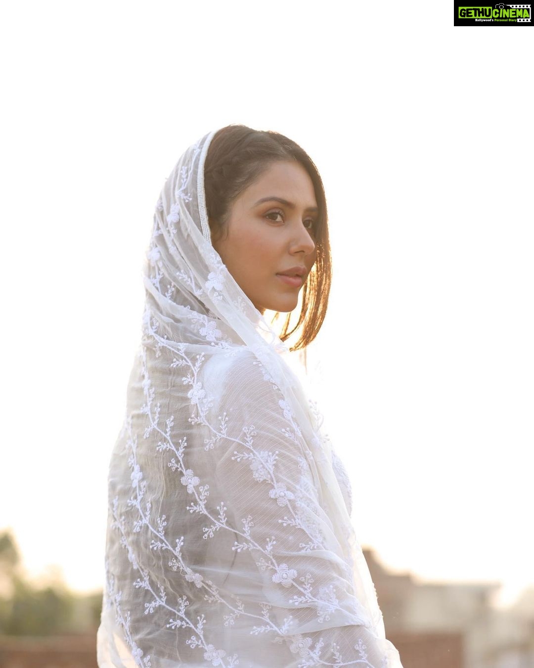 Sonam Bajwa Instagram - ‘Kehte hai woh bade hi khafa hain...ab sun lo, mohabbat mein vafah jyada .....aur khafa kam hote hain’