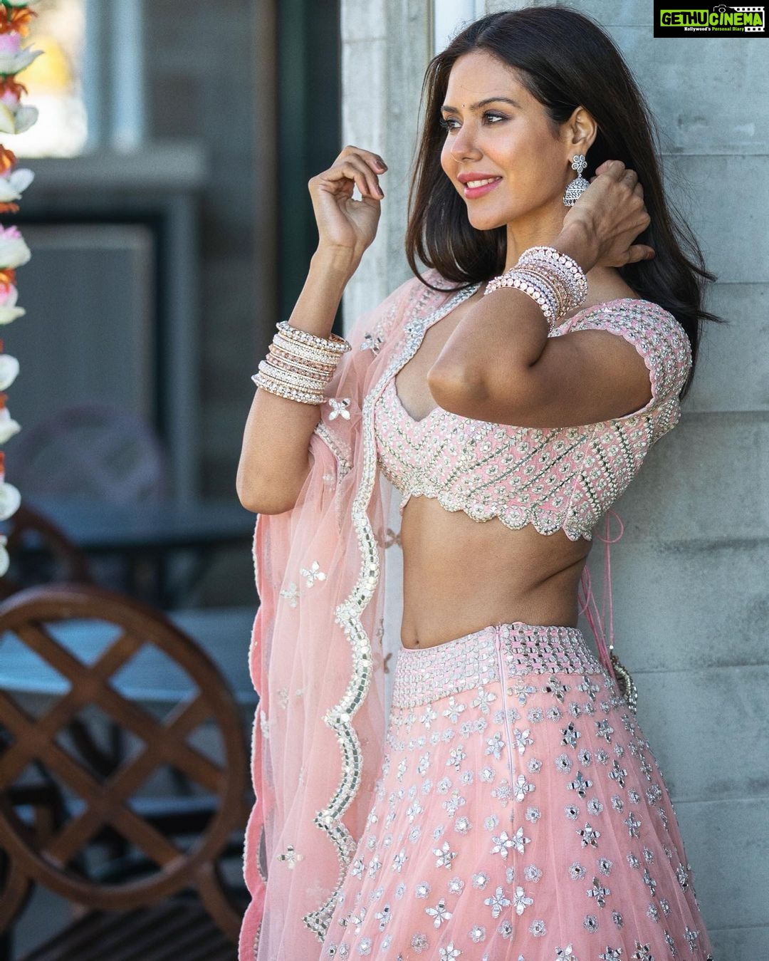 Sonam Bajwa Instagram - ℒℯ𝒽𝓃ℊℯ 𝓊𝓉𝓉ℯ 𝒿𝒶𝓉𝓉𝒾𝓎ℯ 𝓈𝒾𝓉𝒶𝓇ℯ 𝒿ℯ𝒹ℯ 𝒿𝒶𝒹ℯ 𝓃ℯ...... 𝓌ℯ𝒶𝓇𝒾𝓃ℊ @abhinavmishra_ 🤍🤍