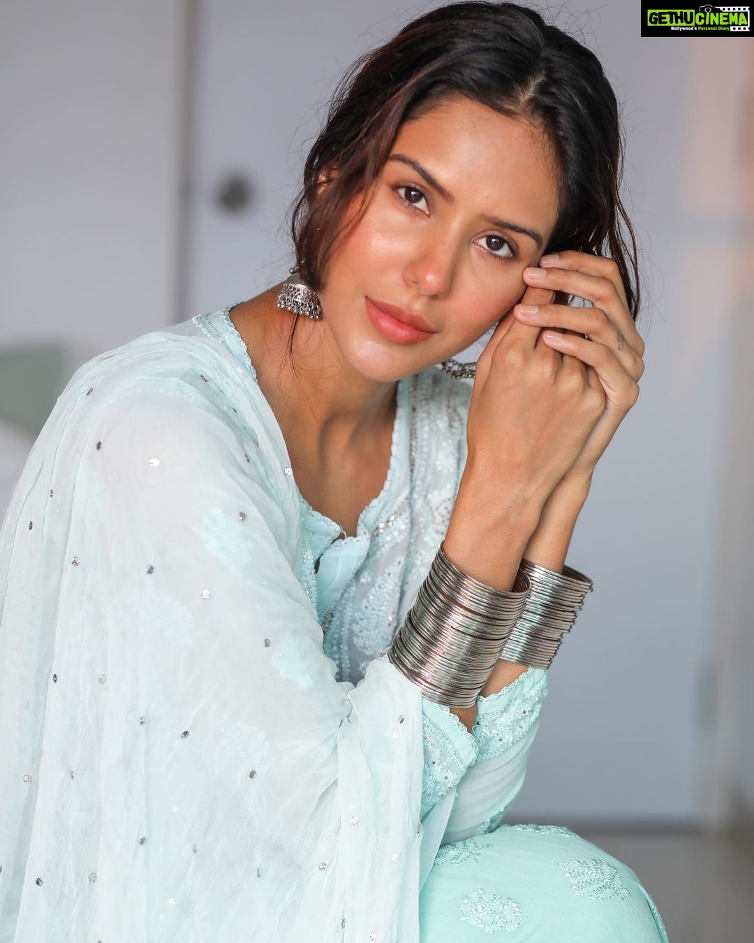 Sonam Bajwa Instagram - Bewajah tareef karna aapki aadat toh nahi 🎶🎶🎶