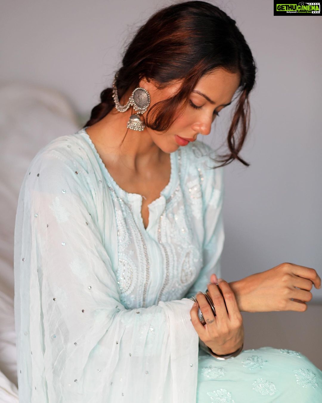 Sonam Bajwa Instagram - Sab toh mehngi hundi ae masoomiyat Sohne taan unjh lok bathere hunde ne 🎶