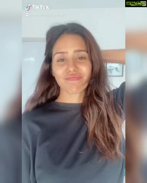 Sonam Bajwa Instagram - Wohoo! I decided to get my best #ScalpSwag with @headandshouldersindia in this quarantine period. What about you? Keep your scalp #DandruffFreeForever and experiment with such amazing scalp revealing hairstyles! π Go for the #ScalpSwag challenge, tag me and @headandshouldersindia I dare @karishmakotak26 @kaajal9 @simrankaurmundi Show me your best #ScalpSwag ever!!