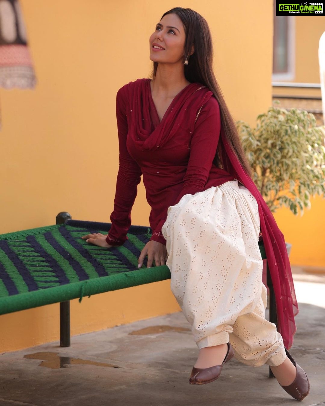 Sonam Bajwa Instagram - ਮੇਰੀਆਂ ਅਦਾਵਾਂ ਨੂੰ ਤੂੰ ਕਿਵੇਂ ਸਾਂਭਣਾ ਜਦੋ ਹੋਗੀਆਂ ਪੁਰਾਣੀਆ । #mainviyahnahikaronaterenaal