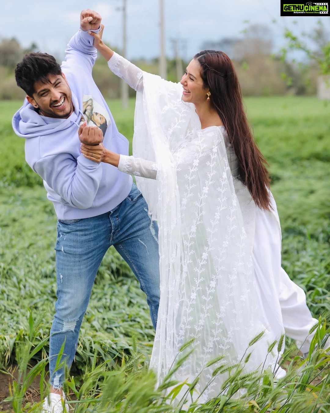 Sonam Bajwa Instagram - I will leave it to you guys to caption it 😬 @gurnambhullarofficial #RupinderInderjit
