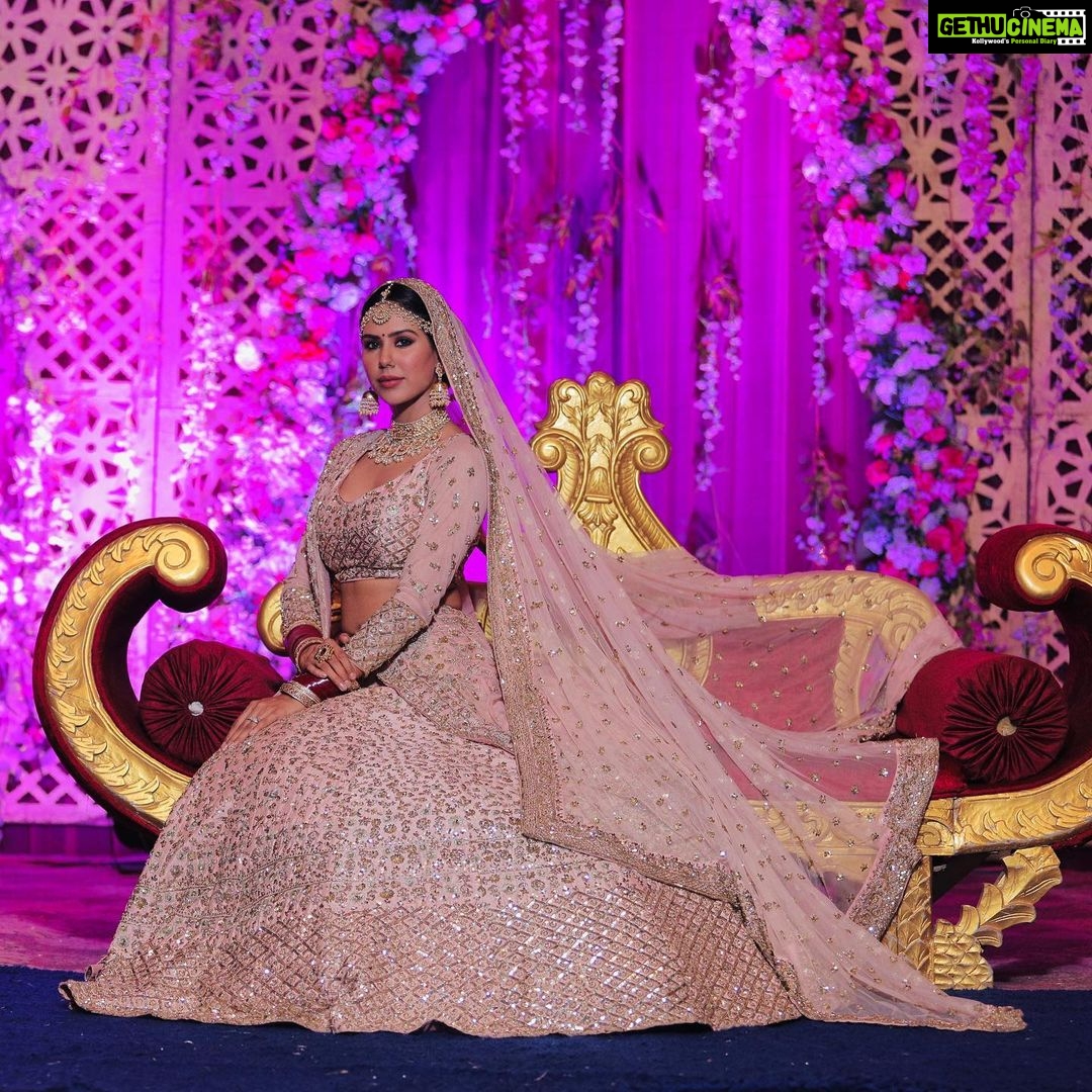 Sonam Bajwa Instagram - I know I am late to post this but ... thank you soooo much @asthanarangofficial for always dressing me pretty and customising this outfit for Ardab Mutiyaran ❤️❤️. Babu Bains made a cute bride haina? Jewellery @manimuktaajewels