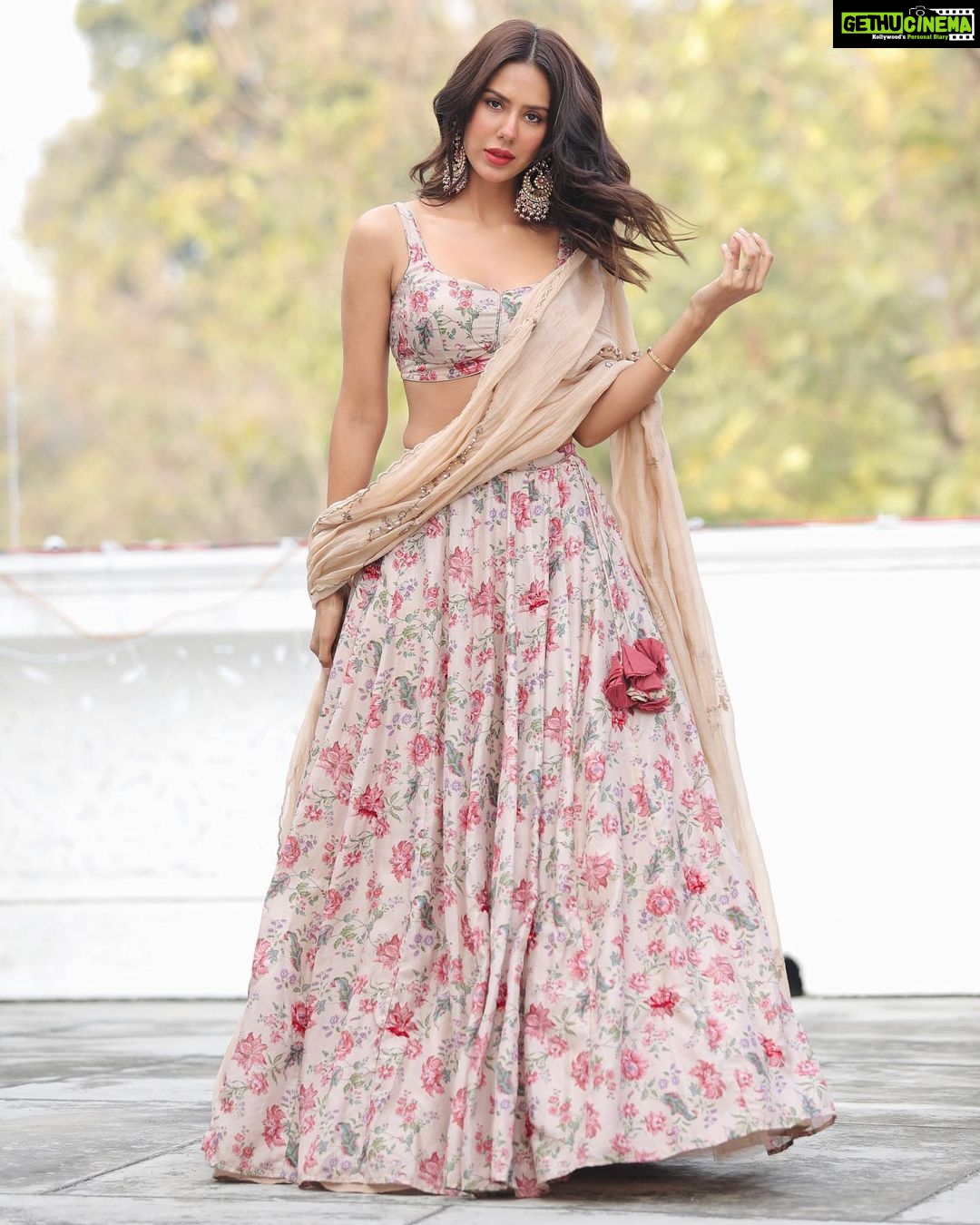 Sonam Bajwa Instagram - Wore @asthanarangofficial for my friend’s wedding ❤️ Jewellery @raabtabyrahul Hair @daksh_hairguru Make up by yours truly 😜 📸 @dharmeetbajwa