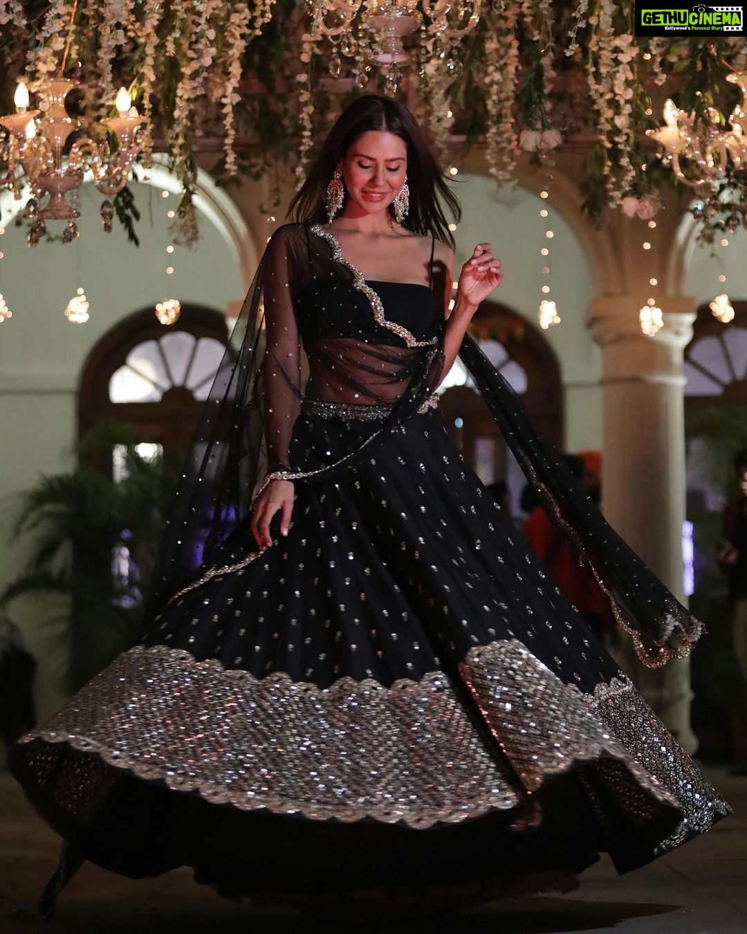 Sonam Bajwa Instagram - Paiya lehnga shisheyan wala, sara pat suteya Patiala 😜..... Wearing @abhinavmishra_ Jewellery @raabtabyrahul Hair @daksh_hairguru Make up @coco_ballucci