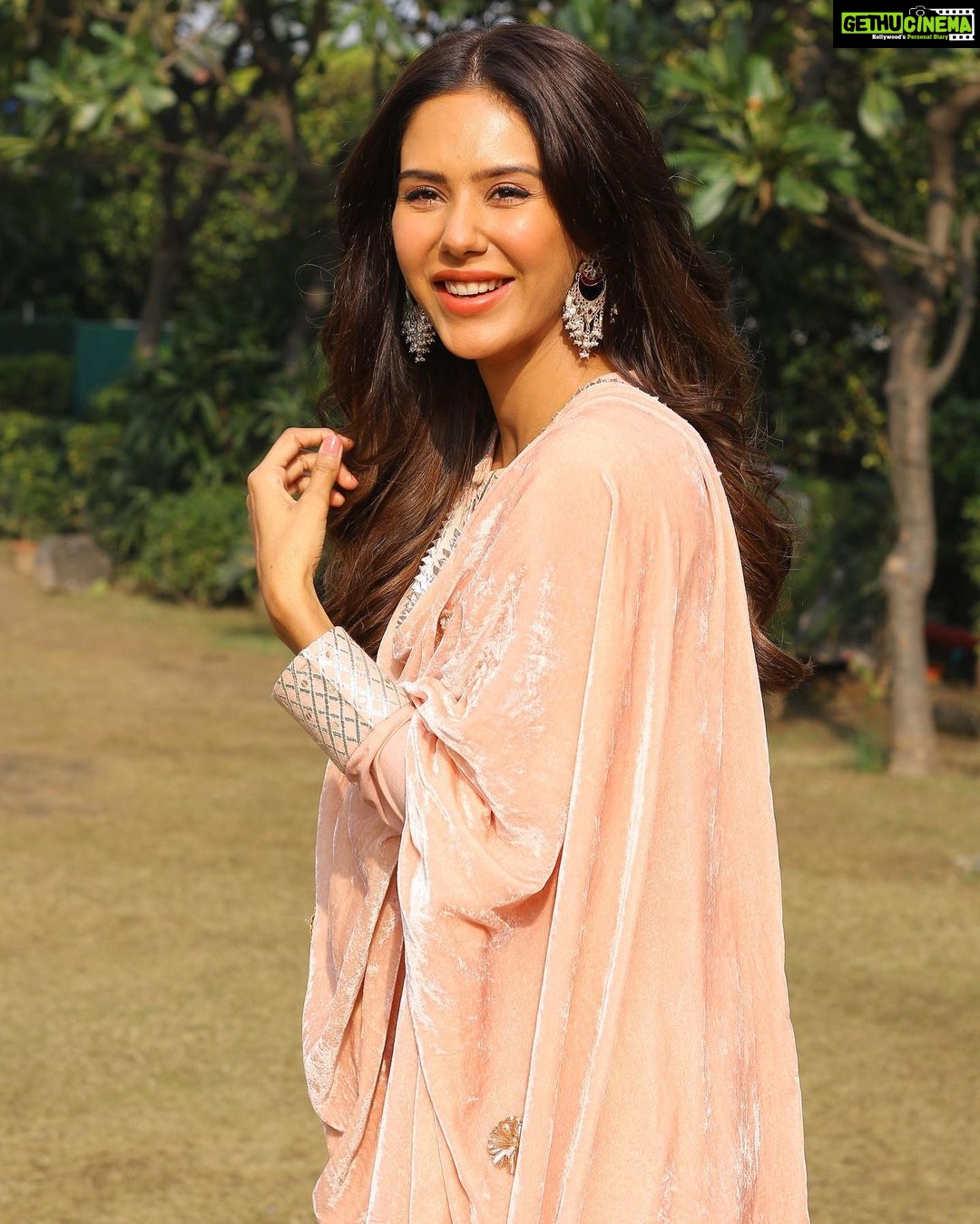 Sonam Bajwa Instagram - Jatt da seena tharr jaanda jadon vekh ke hasdi ae 🌹🌹