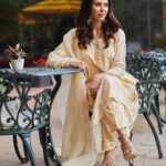 Sonam Bajwa Instagram - 👸🏽👸🏽 Makeup @vishalcharanmakeuphair Hair @daksh_hairguru Jewellery @minerali_store Styled by @karishmashaikhh Picture @umeshpatilstudio