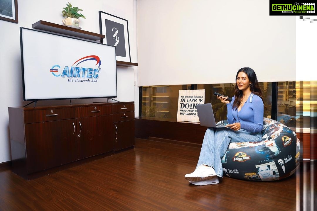 Sonam Bajwa Instagram - I love watching my favourite tv shows on my @eairtec tv. Get your own eAirtec tv, exclusively available on Amazon. #SmartTV #SoundQuality #GoodTime #EyeFriendly #SmartTVForEveryone #BestExperience #eAirtec #LEDTV #Collaboration #Amazon #BestSeller