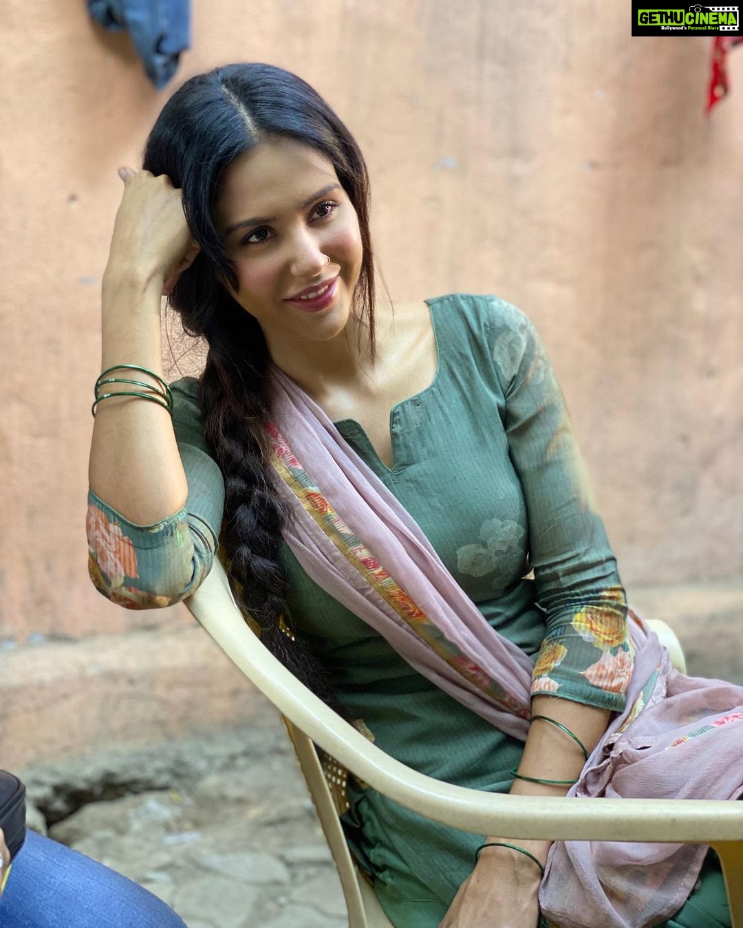 Sonam Bajwa Instagram - Tere ni karara mainu patia ☺️