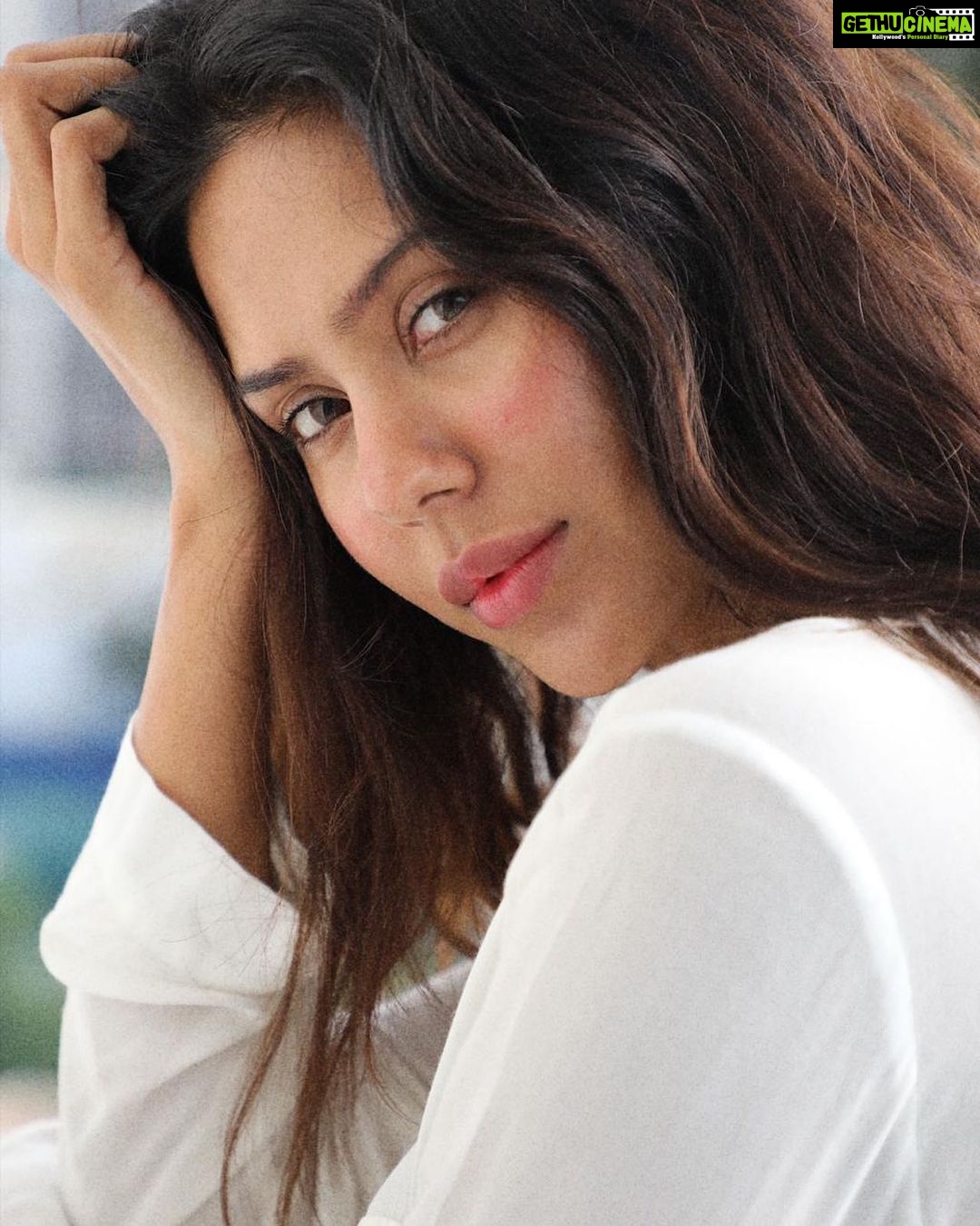 Sonam Bajwa Instagram - Clicked by my friend @fathersimage 🦋🦋