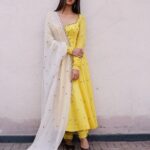 Sonam Bajwa Instagram - 🌻🌻 Wearing all time favorite @asthanarangofficial 📸 @gurdasmediaworks
