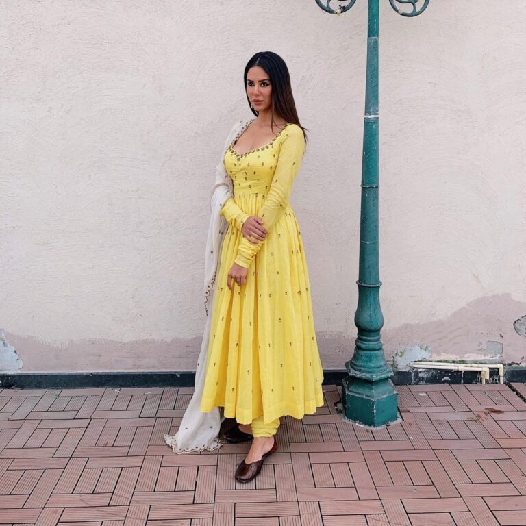 Actress Sonam Bajwa Instagram Photos and HD Wallpapers January 2022 ...