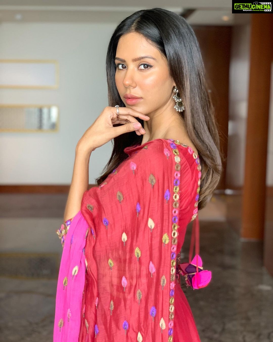 Sonam Bajwa Instagram - Outfit @sonamluthria Ring @silverstreakstore  Earrings @hyperbole_accessories Styled by @rochelledsa @anishagandhi3  Makeup @coco_ballucci Hair @harry_bajwa1234 - Gethu Cinema