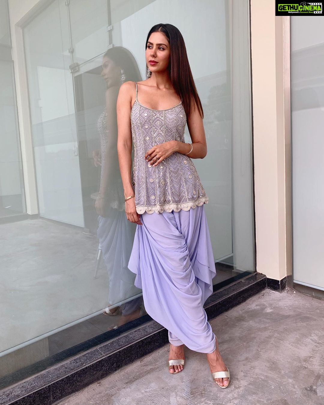 Sonam Bajwa Instagram - 💜💜 Styled by @rochelledsa n @anishagandhi3 Outfit @ritikamirchandani Earrings @aquamarine_jewellery Bangles @silverhouse.co.in HMU @dhanashreeaate.makeup.hair
