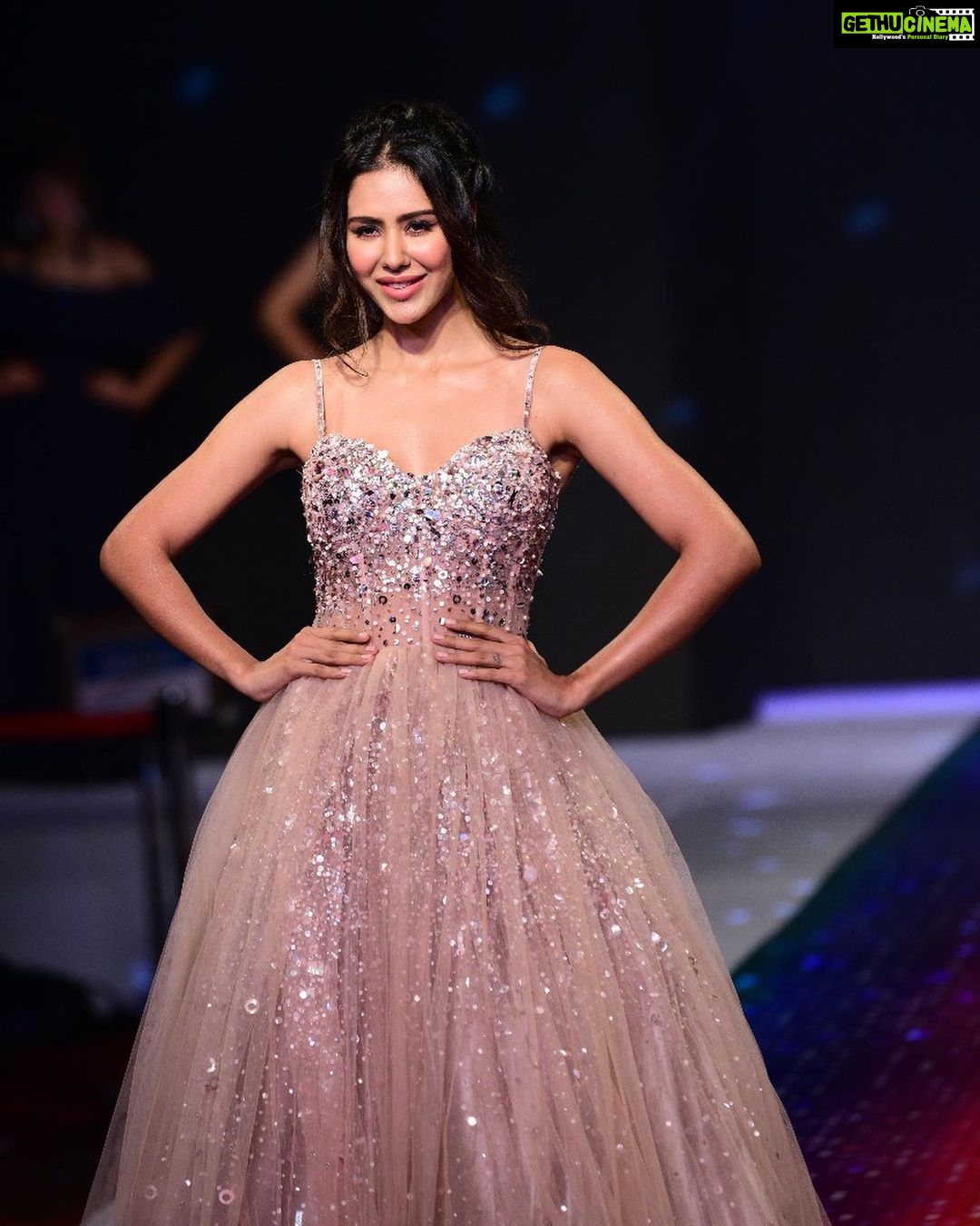 Sonam Bajwa Instagram - The breathtaking sights of Jammu and the limitless mocha braid, blended to create an incredible fusion. I'm so thankful to @StreaxProfessional and the amazing, @Joakim_Roos for this beautiful rendezvous with the retro era. #HairAndBeyond2019 #RetroRemixCollection