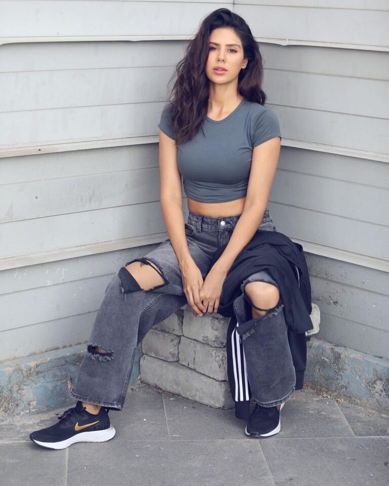 Sonam Bajwa Instagram - Love the grey in clothing not life 🙄✌️