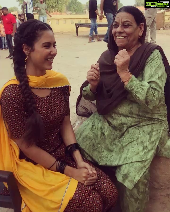 Sonam Bajwa Instagram - Tuhada pyaar dekh ke inna chaah chadheya πππ€π€. Kisse vi film nu successful banon layi tuhada saath chahida hunda. Thank you for doing that once again β€οΈβ€οΈ #muklawa running super successfully in theatres near you. Zaroor ja ke dekheo pariwar sameth.