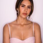 Sonam Bajwa Instagram - 🌹🌹 📸 @aviraj 💄 @bhagya.vaid