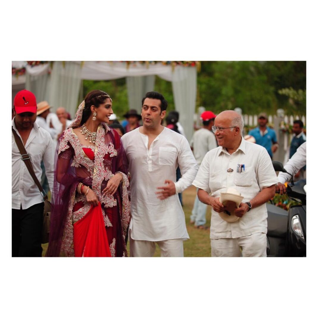 Sonam Kapoor Instagram - Rest in peace sir.. thank you for being so kind and encouraging.. all my love and prayers always. I’ve been so lucky to be a part of the Rajshri family. @rajshrifilms