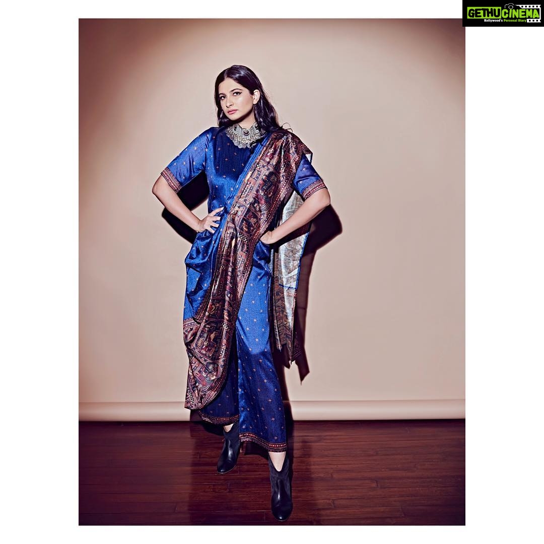 Sonam Kapoor Instagram - The comfiest, easiest to wear sari you will ever find. A jumpsuit fit for royalty! #NoRhesonWeCant #IndianPrincess #Repost @rheakapoor Real kings bake for their queens, presenting my fave indo-western piece from @wearerheson the Pallazo Sari gets an upgrade! The jumpsuit sari! from the #IndianPrincess collection... I’m obsessed with these prints! Royals! They Are #justlikeus 🤴🏽👸🏽 This collection is in stores and online now!