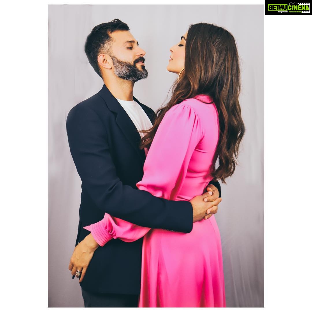 Sonam Kapoor Instagram - Happy Valentine’s Day my love... I miss you and I’ll see you soon... @anandahuja 📸 @jasonfisher #everydayphenomenal