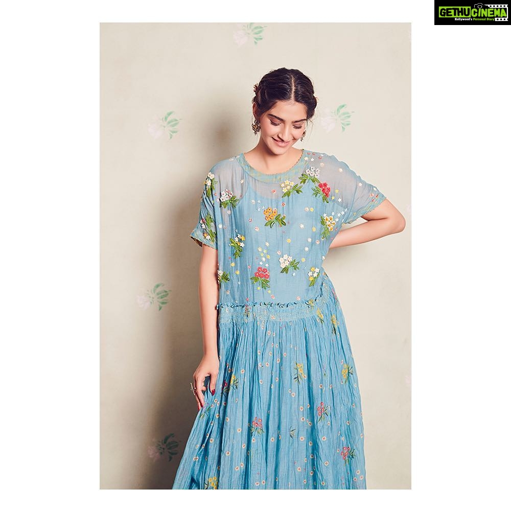 Sonam Kapoor Instagram - Happy little bluebird #LetLoveBe #EkLadkiKoDekhaTohAisaLaga Outfit - @ilovepero Jewellery - @sangeetaboochra Hair - @bbhiral Make up - @mitalivakil Styling - @rheakapoor Assisted by - @spacemuffin27 @vani2790 @manishamelwani 📸 - @thehouseofpixels