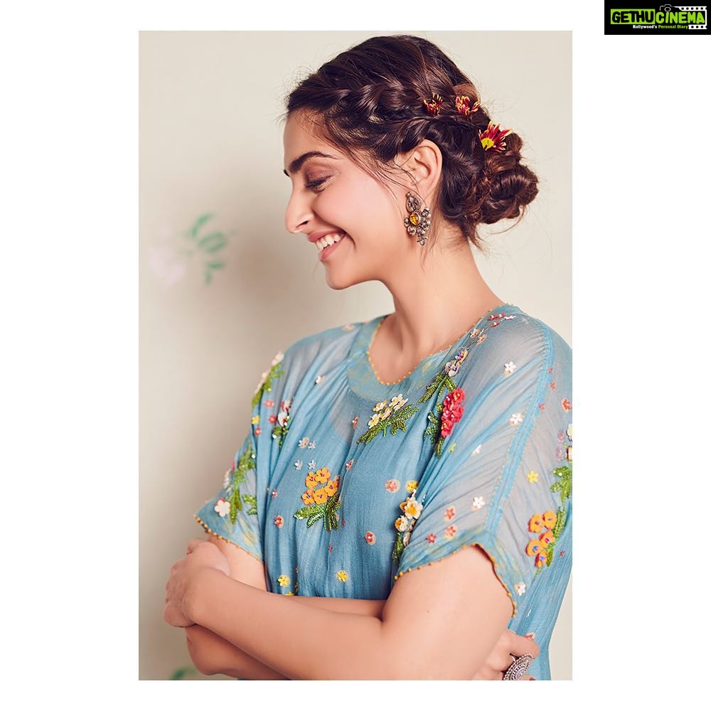 Sonam Kapoor Instagram - Life is too short to live in boxes, come out and enjoy it! #DayOfAcceptance #EkLadkiKoDekhaTohAisaLaga Outfit - @ilovepero Jewellery - @sangeetaboochra Hair - @bbhiral Make up - @mitalivakil Styling - @rheakapoor Assisted by - @spacemuffin27 @vani2790 @manishamelwani 📸 - @thehouseofpixels