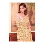 Sonam Kapoor Instagram – 🌼🌸🌻🌺🌻🌼🌸🌺
#EkLadkiKoDekhaTohAisaLaga #LetLoveBe
Sari – @thejodilife
Jewellery – @amrapalijewels @anmoljewellers
Hair – @bbhiral
Make up – @mehakoberoi
Styling – @rheakapoor
Assisted by – @vani2790 @manishamelwani @spacemuffin27
📸 – @thehouseofpixels