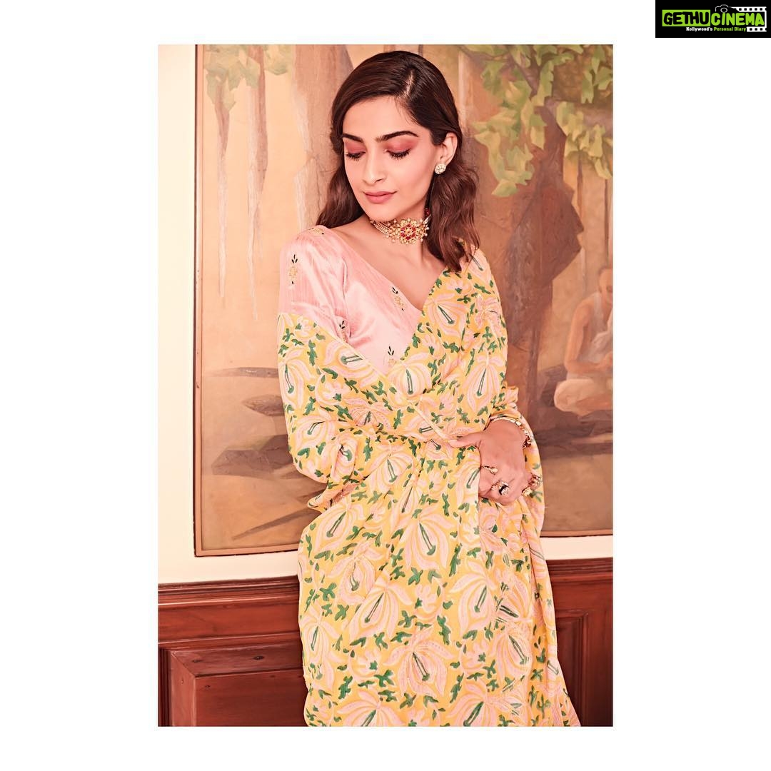 Sonam Kapoor Instagram - πΌπΈπ»πΊπ»πΌπΈπΊ #EkLadkiKoDekhaTohAisaLaga #LetLoveBe Sari - @thejodilife Jewellery - @amrapalijewels @anmoljewellers Hair - @bbhiral Make up - @mehakoberoi Styling - @rheakapoor Assisted by - @vani2790 @manishamelwani @spacemuffin27 πΈ - @thehouseofpixels