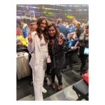 Sonam Kapoor Instagram - So last night at the game I got to meet and hang out with one of the coolest people I’ve ever met @mindykaling she’s impossibly sweet, funny and smart.. also thanks @anandahuja for taking multiple pictures of us! #everydayphenomenal #comefeelthelove Los Angeles, California