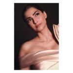 Sonam Kapoor Instagram – For the IWC #SILVERSPITFIRE Gala Event.
#IWCSIHH #SIHH2019 #THELONGESTFLIGHT
@iwcwatchesarabia @iwcwatches_india
👗- @markbumgarner
Watch – @iwcwatches
👄 @namratasoni
Styled by @rheakapoor
Assisted by @chandiniw @vani2790 @spacemuffin27 @manishamelwani
Photograph: @thehouseofpixels