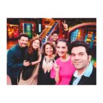 Sonam Kapoor Instagram - With the incredible team of #ekladkikodekhatohaisalaga on the @kapilsharma show! Thanks so so much for having us.. it was the best show of yours I’ve been on yet... I’ve never laughed so hard! @anilskapoor @rajkummar_rao @iamjuhichawla @shellychopradhar Film City