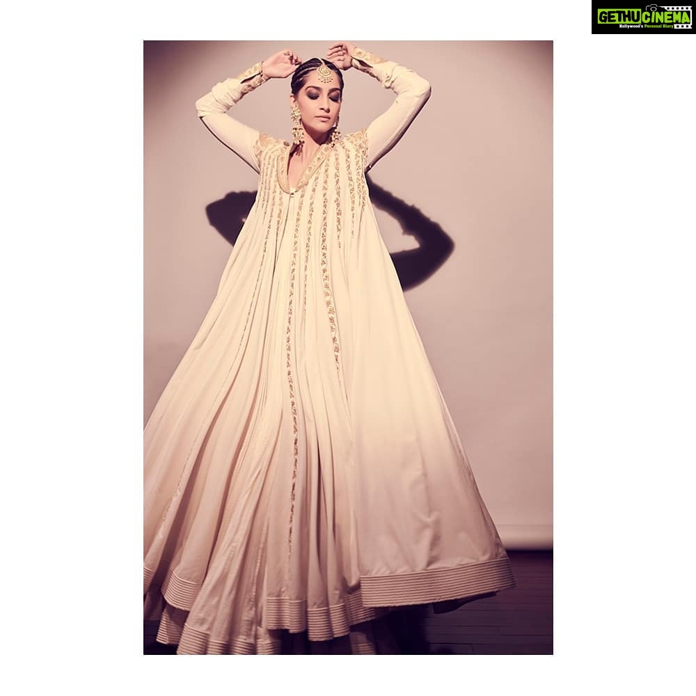 Sonam Kapoor Instagram - Today, we twirl! Dress - @rohitbalofficial Jewellery - @kapoor.sunita Hair - @alpakhimani Make up - @mehakoberoi Styling - @rheakapoor Assisted by - @manishamelwani @spacemuffin27 @snehaindulkar 📸 - @thehouseofpixels
