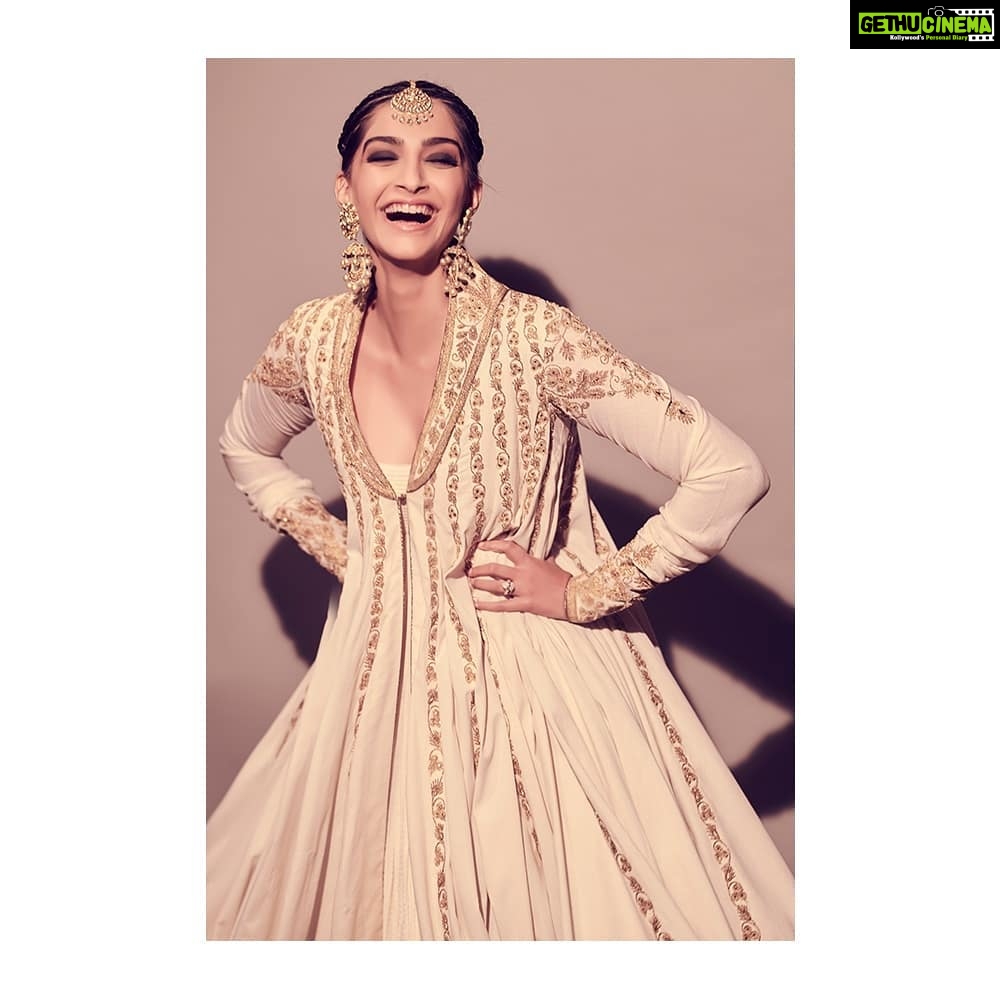 Sonam Kapoor Instagram - Work hard, laugh harder! Dress - @rohitbalofficial Jewellery - @kapoor.sunita Hair - @alpakhimani Make up - @mehakoberoi Styling - @rheakapoor Assisted by - @manishamelwani @spacemuffin27 @snehaindulkar ๐ธ - @thehouseofpixels